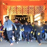 開門と同時に勢いよく走りだす参拝者ら＝１０日午前、西宮市社家町（撮影・吉田敦史）