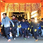開門と同時に勢いよく走りだす参拝者ら＝１０日午前、西宮市社家町（撮影・吉田敦史）