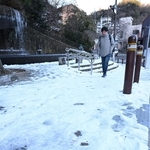 一部で雪が積もった有馬温泉街。通行人は滑らないように慎重に歩を進めていた＝１０日午前、神戸市北区有馬町（撮影・大田将之）