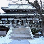 屋根や境内に雪が積もった極楽寺＝１０日午前、神戸市北区有馬町（撮影・大田将之）