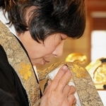 夫の跡を継ぎ、住職としてお経を唱えてきた冨永明子さん＝神戸市須磨区須磨寺町４
