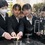 「１・１７希望の灯り」から火を移す参加者＝１１日午後、東遊園地（撮影・大田将之） 