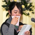 目に涙をにじませつつ、阪神・淡路大震災から３０年の思いを語る曽根侑子さん＝１１日午後、神戸レインボーハウス（撮影・斎藤雅志）