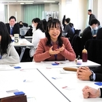 震災継承研修で、災害時の対応などを話し合う新人職員ら＝神戸市中央区
