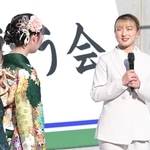 はたちを祝う会に集った若者たちにメッセージを送る坂本花織さん（右）＝１３日午後、神戸市兵庫区御崎町１、ノエビアスタジアム神戸（撮影・大田将之）