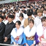 はたちを祝う会に集った若者たち。阪神・淡路大震災で亡くなった人たちに黙とうを捧げた＝１３日午後、神戸市兵庫区御崎町１、ノエビアスタジアム神戸（撮影・大田将之）