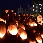 午後５時４６分の時報とともに黙とうする人たち＝２０２４年１月１７日、神戸市中央区加納町６、東遊園地（撮影・中西幸大）