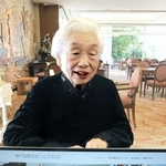神戸国際交流フェアのホームページ（手前）と、実行委員長の張文乃さん＝神戸市中央区北野町１