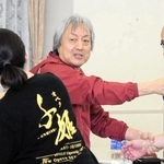 オペラの稽古場で演出にあたる岩田達宗さん。「父の偉大さをますます感じるようになった」＝神戸市中央区橘通３