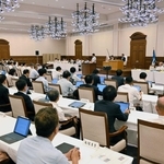 兵庫県公館で９月定例会の本会議が開かれた県議会＝神戸市中央区下山手通４