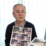 30年前の写真を手に、亡くなった長男忠宏さんのことを話す和泉喜久男さん＝西宮市江上町（撮影・小林良多）