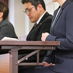 損害賠償請求を棄却した地裁判決を受け、弁護士とともに会見する男性社員の妻（右）＝１５日午後、神戸市中央区橘通３（撮影・小林良多）