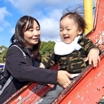 四男の綸（めぐり）ちゃんと遊ぶ早川美幸さん。記憶を次の世代へつなぎたいと願う＝神戸市長田区日吉町１（撮影・長嶺麻子）