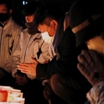 阪神・淡路大震災の発生時刻の１２時間前に黙とうを捧げる市民ら＝１６日午後５時４６分、神戸市中央区、東遊園地