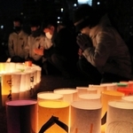 阪神・淡路大震災の発生時刻の１２時間前に黙とうを捧げる市民ら＝１６日午後５時４６分、神戸市中央区、東遊園地