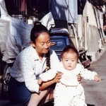 母の長尾裕美子さんと、幼い頃の早川美幸さん（提供）