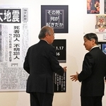 河田恵昭・人と防災未来センター長（左）の案内で震災の展示を視察される天皇、皇后両陛下＝１６日午後、兵庫県立兵庫津ミュージアム（撮影・風斗雅博）