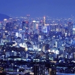 阪神・淡路大震災の発生から１７日で３０年。復興した神戸の街並みが広がる＝１６日夜、神戸市須磨区、鉢伏山から望む（撮影・笠原次郎）