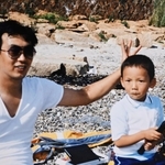 幼少期の高橋朗さん（右）と父修さん。よくいっしょに釣りをした（提供）
