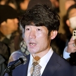 遺族代表として言葉を述べる長谷川元気さん＝１７日午前５時５０分、神戸市中央区加納町６、東遊園地（撮影・辰巳直之）