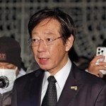 主催者代表であいさつする久元喜造神戸市長＝１７日午前５時５５分、神戸市中央区加納町６、東遊園地（撮影・辰巳直之）