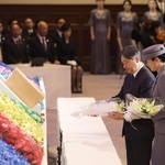 県の追悼式典で供花される天皇、皇后両陛下＝１７日午後０時４２分、神戸市中央区下山手通４、県公館（撮影・辰巳直之）