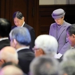 黙とうする天皇、皇后両陛下＝１７日正午、神戸市中央区下山手通４、兵庫県公館（撮影・中西幸大）