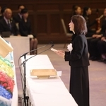 県の追悼式典であいさつする遺族代表の武田眞理さん＝１７日午後０時１７分、神戸市中央区下山手通４、県公館（撮影・辰巳直之）