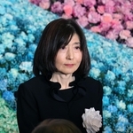 あいさつ前に祭壇前に立つ遺族代表の武田眞理さん＝１７日午後０時１７分、神戸市中央区下山手通４，兵庫県公館（撮影・中西幸大）