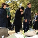 慰霊碑を前に花を手向け、手を合わせる遺族ら＝１７日午後０時５１分、神戸市灘区六甲台町、神戸大六甲台第１キャンパス