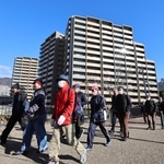 復興した街並みの中を歩く「メモリアルウォーク」の参加者＝１７日午前９時４９分、神戸市中央区脇浜町１（撮影・笠原次郎）