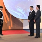 児童の防災学習を視察され、言葉を送る天皇、皇后両陛下＝１７日午後３時１５分、神戸市中央区脇浜海岸通１、人と防災未来センター（撮影・大田将之）