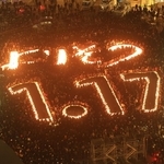 阪神・淡路大震災から３０年。大勢の人が集まり、「よりそう」の文字が竹灯籠で浮かび上がる＝１７日午前５時４６分、神戸市中央区加納町６、神戸市役所展望ロビーから（撮影・笠原次郎）