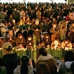 犠牲者を悼み、午後５時４６分に黙祷する参加者＝１７日午後５時４６分、神戸市中央区加納町６、東遊園地（撮影・大田将之）