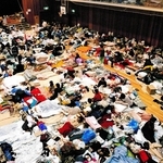 阪神・淡路大震災で家を失い、多くの人が避難した神戸市立神楽小学校の体育館＝１９９５年１月２２日、同市長田区神楽町１