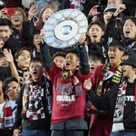 Ｊ１リーグ連覇を決め、スタンドでシャーレを掲げるヴィッセル神戸の吉田孝行監督＝２０２４年１２月８日、ノエビアスタジアム神戸