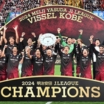 シャーレを掲げ、優勝を喜ぶ神戸の選手たち＝神戸市兵庫区のノエビアスタジアム神戸