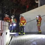 現場に駆け付けた消防隊員ら＝１９日午後８時２分、神戸市北区鈴蘭台東町９