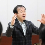 「しあわせ運べるように」の作者、臼井真さん＝２０２４年１２月、神戸市北区鈴蘭台北町７、神戸親和大