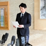 元兵庫県議の竹内英明氏が亡くなったことについて、コメントを読み上げる斎藤元彦知事＝２０日午前、兵庫県庁