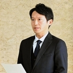 元兵庫県議の竹内英明氏が亡くなったことについて、コメントを読み上げる斎藤元彦知事＝２０日午前、兵庫県庁