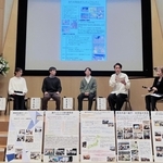 阪神・淡路大震災30年に合わせて開かれたシンポジウムで、ボランティア活動について話す神戸大学の学生ら＝神戸市灘区六甲台町、神戸大学百年記念館六甲ホール