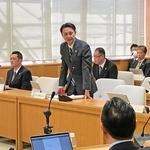 兵庫県議会警察常任委員会で、竹内英明元県議を巡るＳＮＳの情報を「明白な虚偽」と説明する県警の村井紀之本部長＝２０日午前、県議会