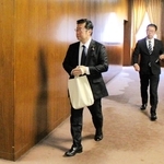 政治倫理審査会の会場に向かう加田裕之衆院議員＝20日午後、国会内