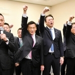 頑張ろう三唱でこぶしを掲げる参加者＝東京都千代田区