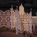 開幕を前に試験点灯で明かりがともされた神戸ルミナリエ＝２１日午後、神戸市中央区波止場町、メリケンパーク（撮影・小林良多）