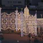 開幕を前に試験点灯で明かりがともされた神戸ルミナリエ＝２１日午後、神戸市中央区波止場町、メリケンパーク（撮影・小林良多）