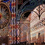 開幕を控え、最終の準備作業が進められた神戸ルミナリエ＝２１日夜、神戸市中央区波止場町（撮影・小林良多）