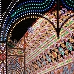 開幕を控え、最終の準備作業が進められた神戸ルミナリエ＝２１日夜、神戸市中央区波止場町（撮影・小林良多）
