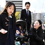 家族そろって訪れた（右から）永尾奈津紀さんと夫敬大さん、長男一輝ちゃん、長女美月さん＝１７日午後２時４０分、神戸市中央区加納町６、東遊園地（撮影・斎藤雅志）